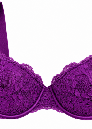De Purple-Daisy Colors push-up BH met beugel geeft je direct een voller decolleté. De voorgevormde cups van deze lingerie BH zijn volledig afgewerkt met kant en laten je decolleté één cupmaat groter ogen. Tussen de cups zit een sierstenen detail als finishing touch. Maak de look compleet met een passende slip uit dezelfde collectie.